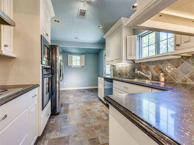 6407 N Hillcrest Avenue, Nichols Hills, OK 73116
