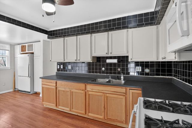 13574 Fairview Court, Van Buren Charter Township, MI 48111