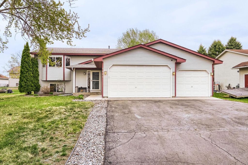 9621 Hallmark Avenue S, Cottage Grove, MN 55016