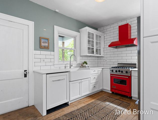 1039 Pennoyer Avenue, Grand Haven, MI 49417