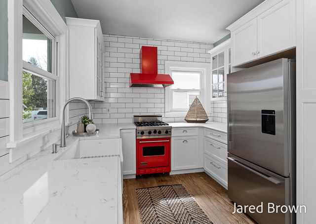 1039 Pennoyer Avenue, Grand Haven, MI 49417
