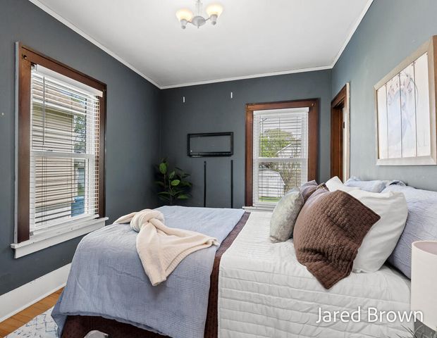 1039 Pennoyer Avenue, Grand Haven, MI 49417