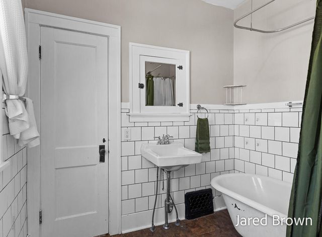 1039 Pennoyer Avenue, Grand Haven, MI 49417