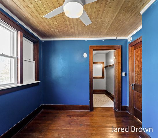 1039 Pennoyer Avenue, Grand Haven, MI 49417