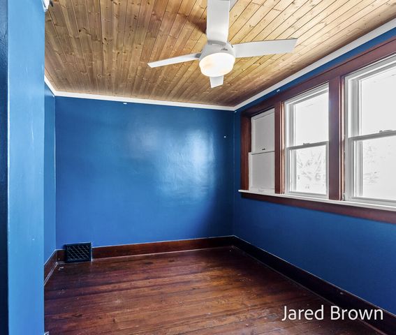 1039 Pennoyer Avenue, Grand Haven, MI 49417
