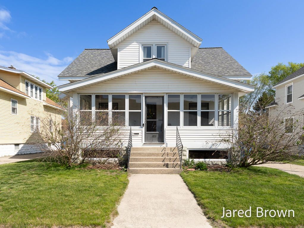 1039 Pennoyer Avenue, Grand Haven, MI 49417