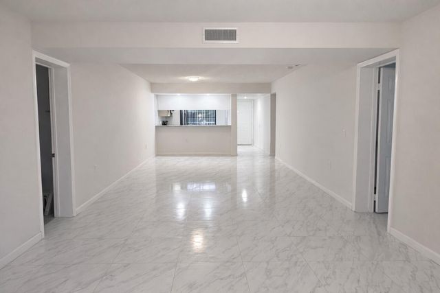 3826 Whitehall Drive 305, West Palm Beach, FL 33401