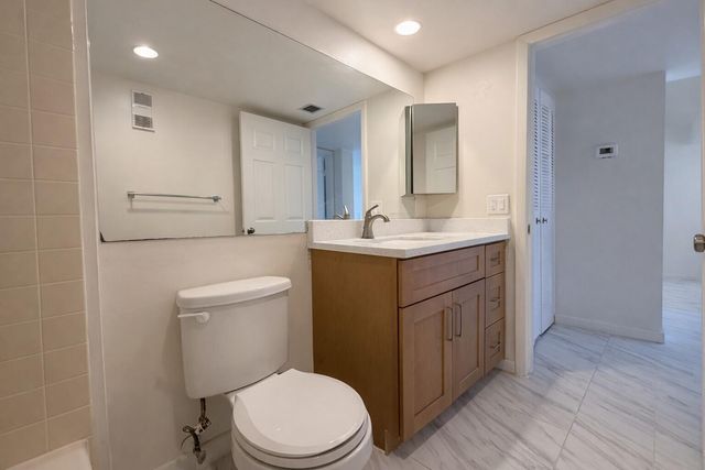 3826 Whitehall Drive 305, West Palm Beach, FL 33401