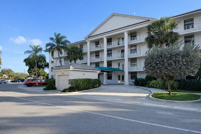 3826 Whitehall Drive 305, West Palm Beach, FL 33401