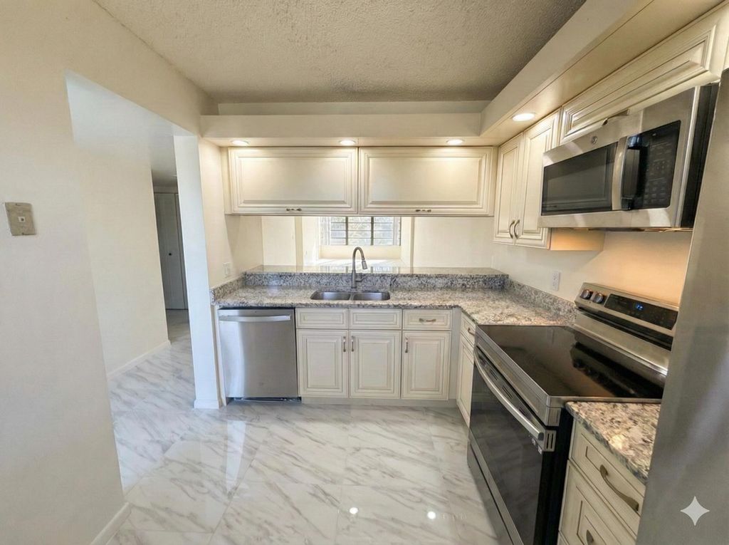 3826 Whitehall Drive 305, West Palm Beach, FL 33401