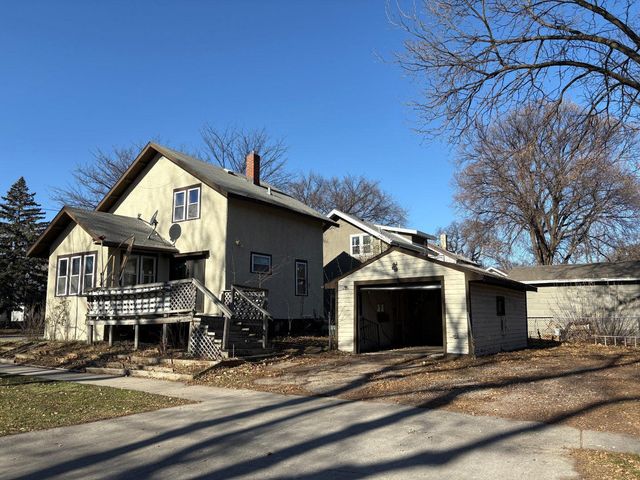 1124 University Drive S, Fargo, ND 58103