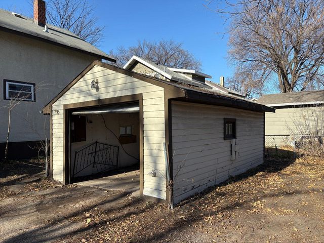 1124 University Drive S, Fargo, ND 58103