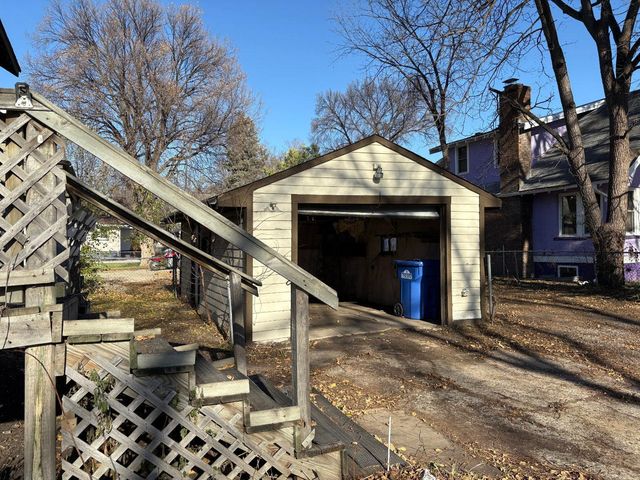 1124 University Drive S, Fargo, ND 58103