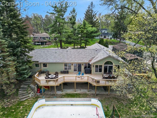3945 N Vanstone Drive, Commerce Charter Township, MI 48382
