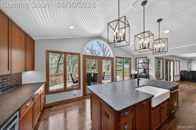 3945 N Vanstone Drive, Commerce Charter Township, MI 48382