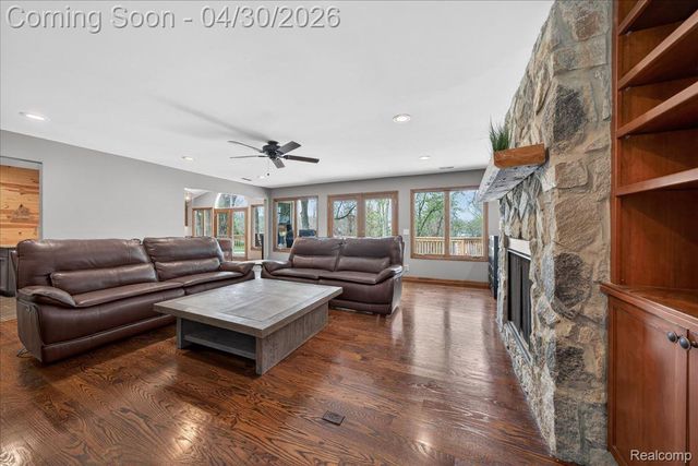 3945 N Vanstone Drive, Commerce Charter Township, MI 48382