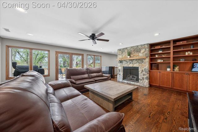 3945 N Vanstone Drive, Commerce Charter Township, MI 48382