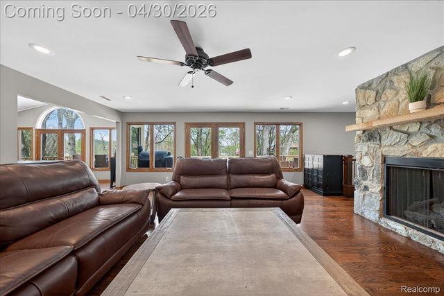 3945 N Vanstone Drive, Commerce Charter Township, MI 48382