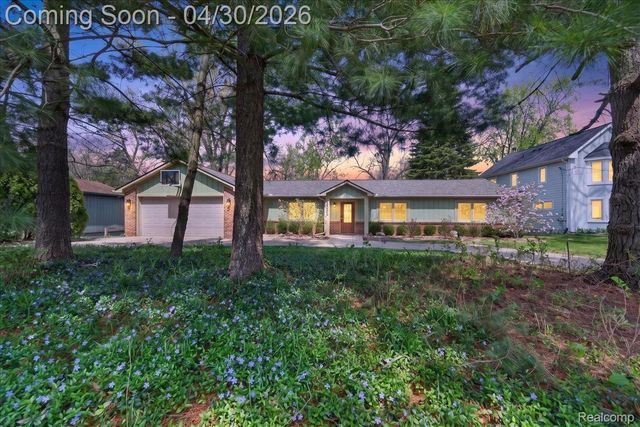 3945 N Vanstone Drive, Commerce Charter Township, MI 48382