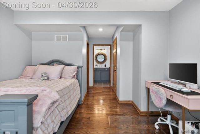 3945 N Vanstone Drive, Commerce Charter Township, MI 48382