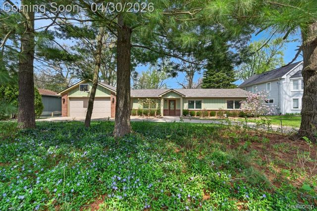 3945 N Vanstone Drive, Commerce Charter Township, MI 48382