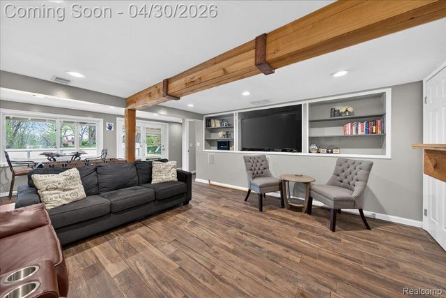3945 N Vanstone Drive, Commerce Charter Township, MI 48382