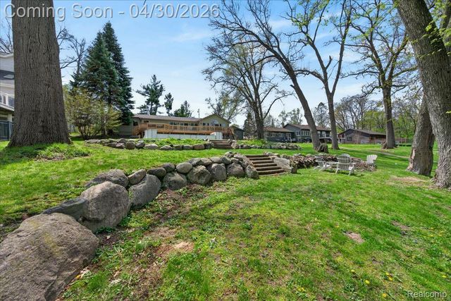 3945 N Vanstone Drive, Commerce Charter Township, MI 48382