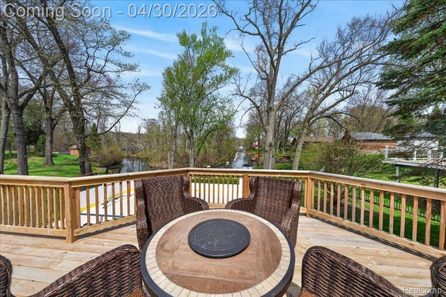 3945 N Vanstone Drive, Commerce Charter Township, MI 48382