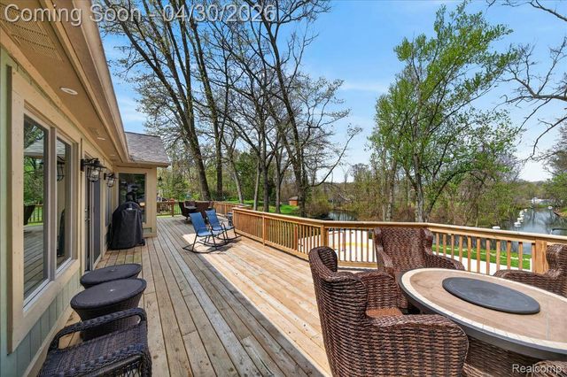 3945 N Vanstone Drive, Commerce Charter Township, MI 48382