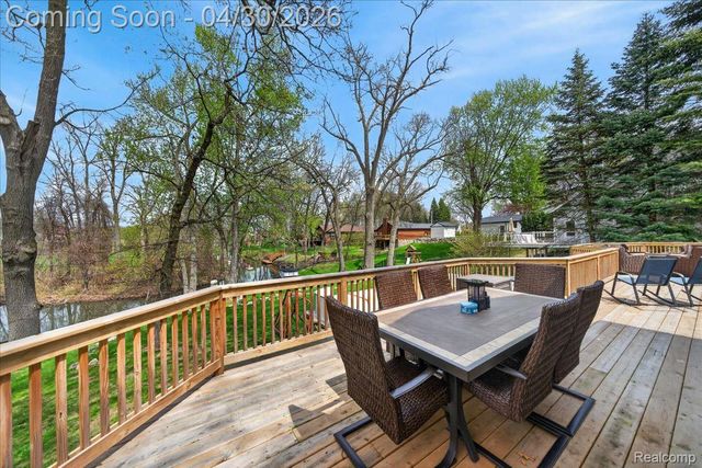 3945 N Vanstone Drive, Commerce Charter Township, MI 48382