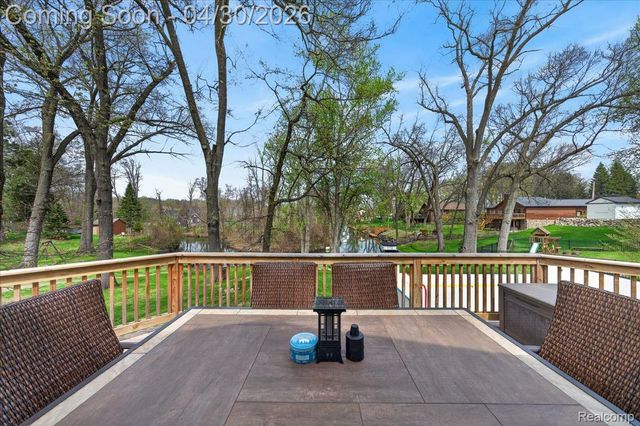 3945 N Vanstone Drive, Commerce Charter Township, MI 48382