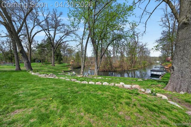 3945 N Vanstone Drive, Commerce Charter Township, MI 48382
