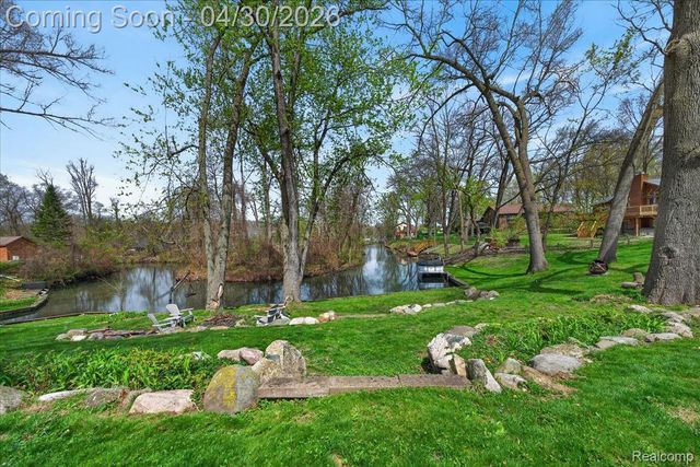 3945 N Vanstone Drive, Commerce Charter Township, MI 48382