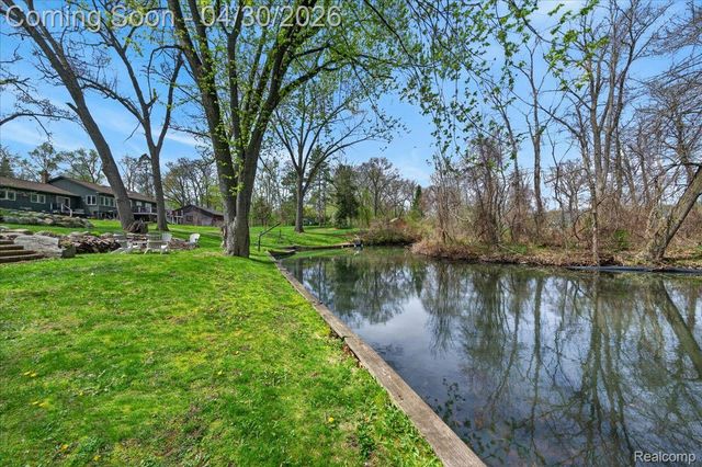 3945 N Vanstone Drive, Commerce Charter Township, MI 48382
