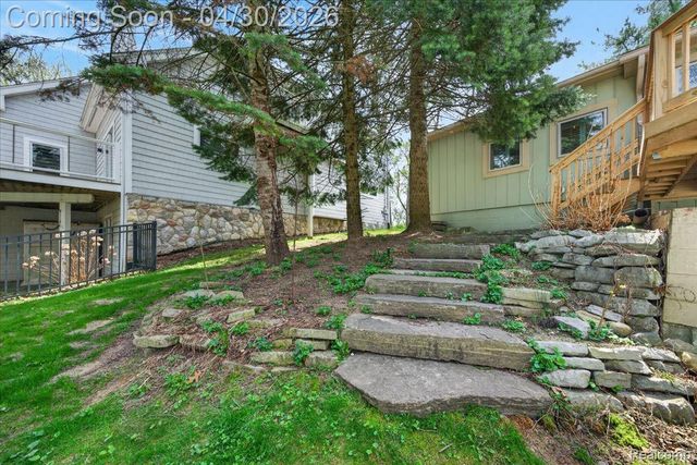 3945 N Vanstone Drive, Commerce Charter Township, MI 48382