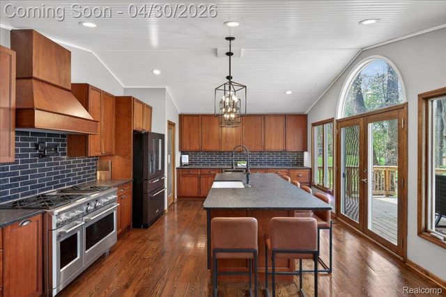 3945 N Vanstone Drive, Commerce Charter Township, MI 48382