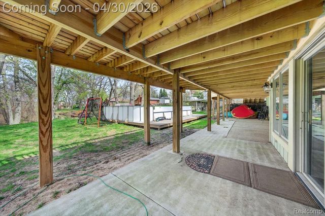 3945 N Vanstone Drive, Commerce Charter Township, MI 48382