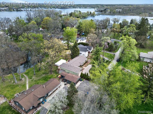 3945 N Vanstone Drive, Commerce Charter Township, MI 48382