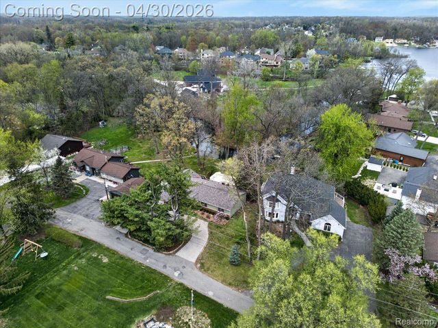 3945 N Vanstone Drive, Commerce Charter Township, MI 48382