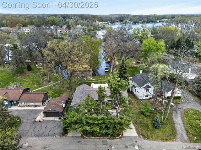 3945 N Vanstone Drive, Commerce Charter Township, MI 48382