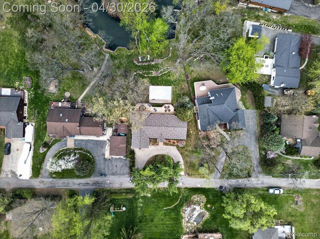 3945 N Vanstone Drive, Commerce Charter Township, MI 48382