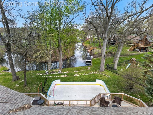 3945 N Vanstone Drive, Commerce Charter Township, MI 48382