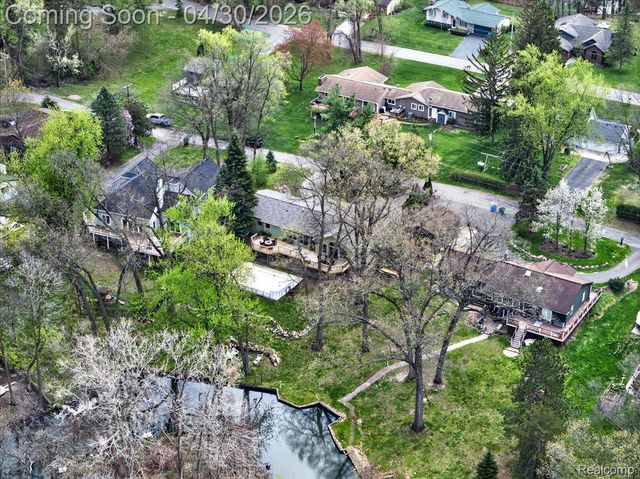 3945 N Vanstone Drive, Commerce Charter Township, MI 48382