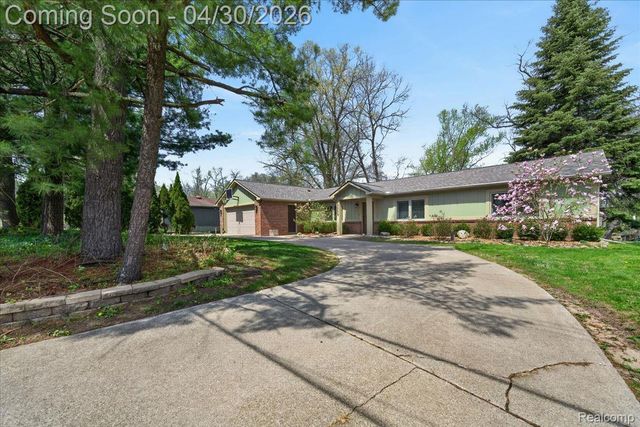 3945 N Vanstone Drive, Commerce Charter Township, MI 48382