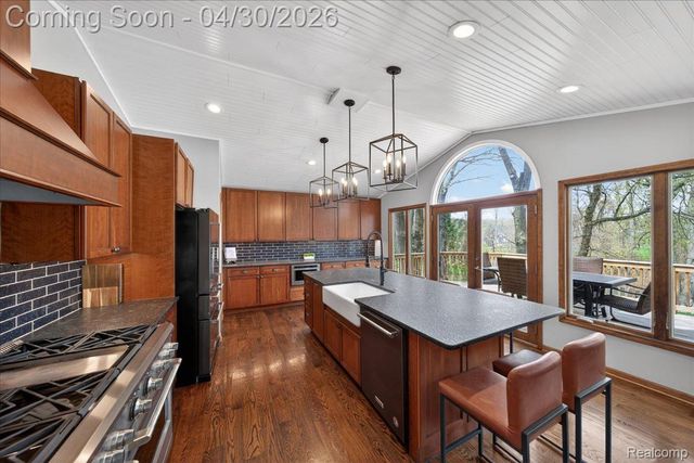 3945 N Vanstone Drive, Commerce Charter Township, MI 48382