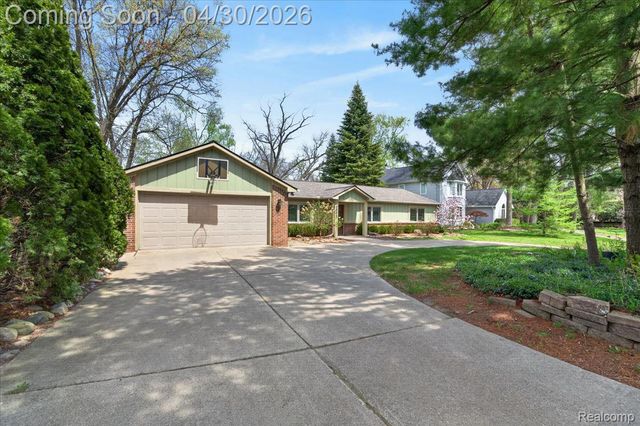 3945 N Vanstone Drive, Commerce Charter Township, MI 48382