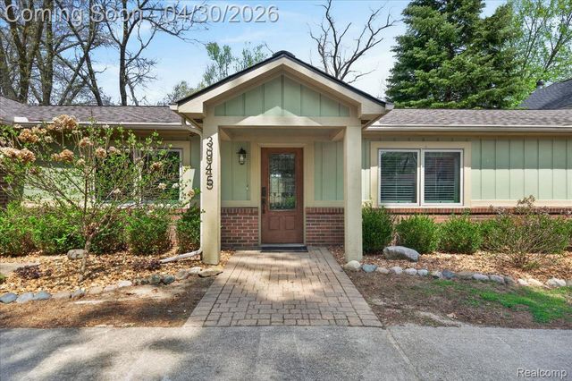 3945 N Vanstone Drive, Commerce Charter Township, MI 48382