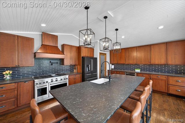 3945 N Vanstone Drive, Commerce Charter Township, MI 48382