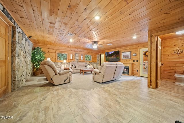 217 Seaton Drive, Gatlinburg, TN 37738
