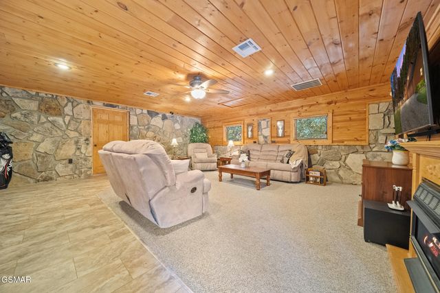 217 Seaton Drive, Gatlinburg, TN 37738
